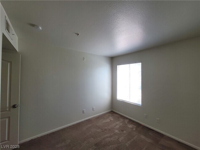 Building Photo - 2121 Blue Breeze Dr
