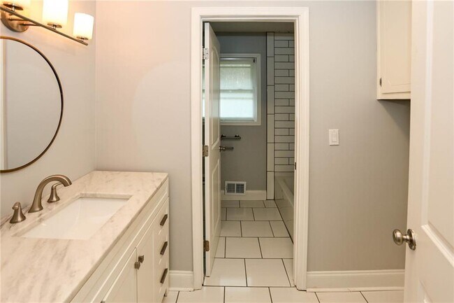 Building Photo - 667 Tara Cir SE