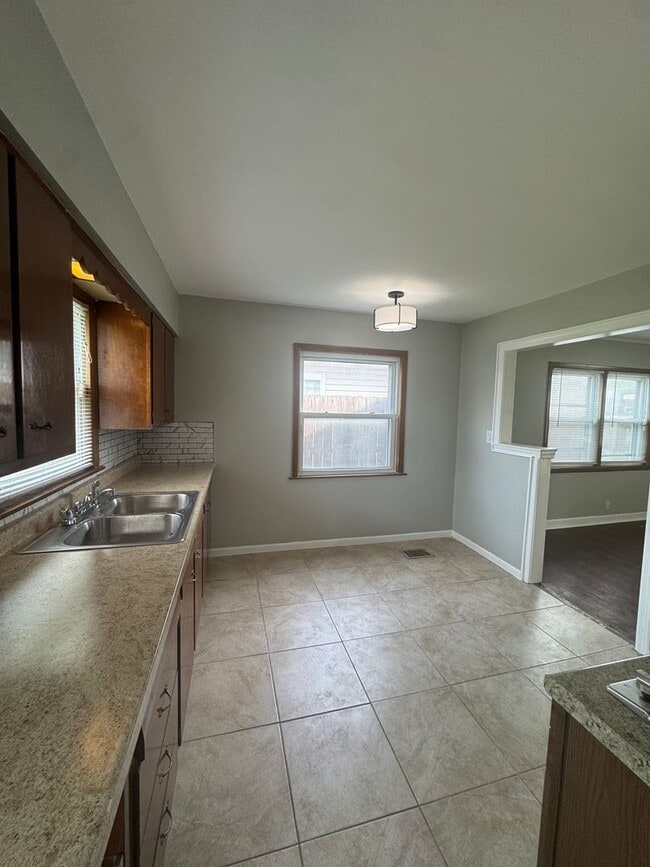 Building Photo - Two bedroom Ranch Style home in Lansing, I...