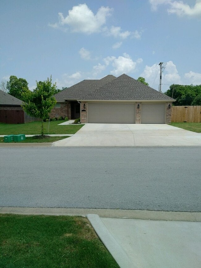 Building Photo - 3 bedroom 2 bath home in East Fayetteville