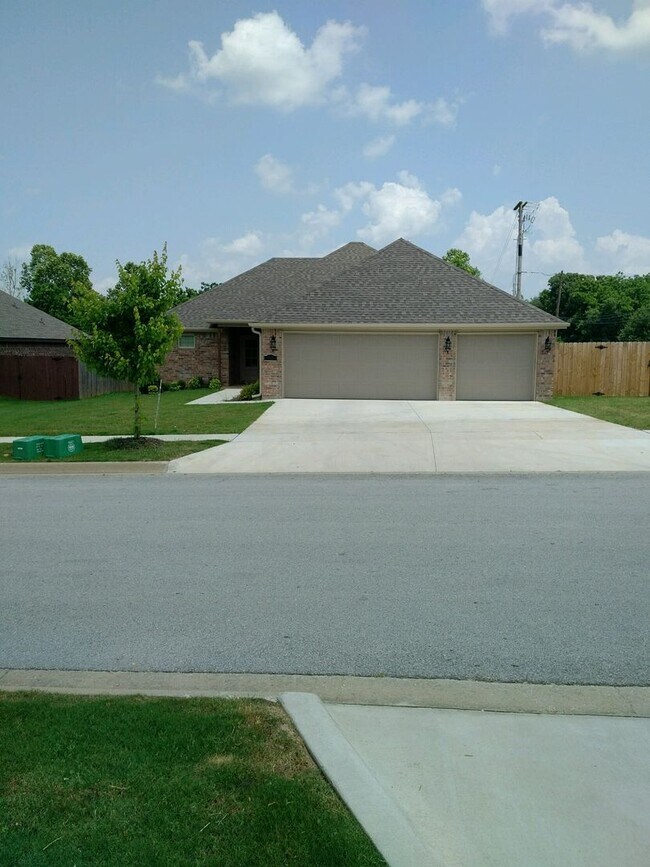 Building Photo - Nice 3 bedroom 2 bath 3 car garage home in East Fayetteville