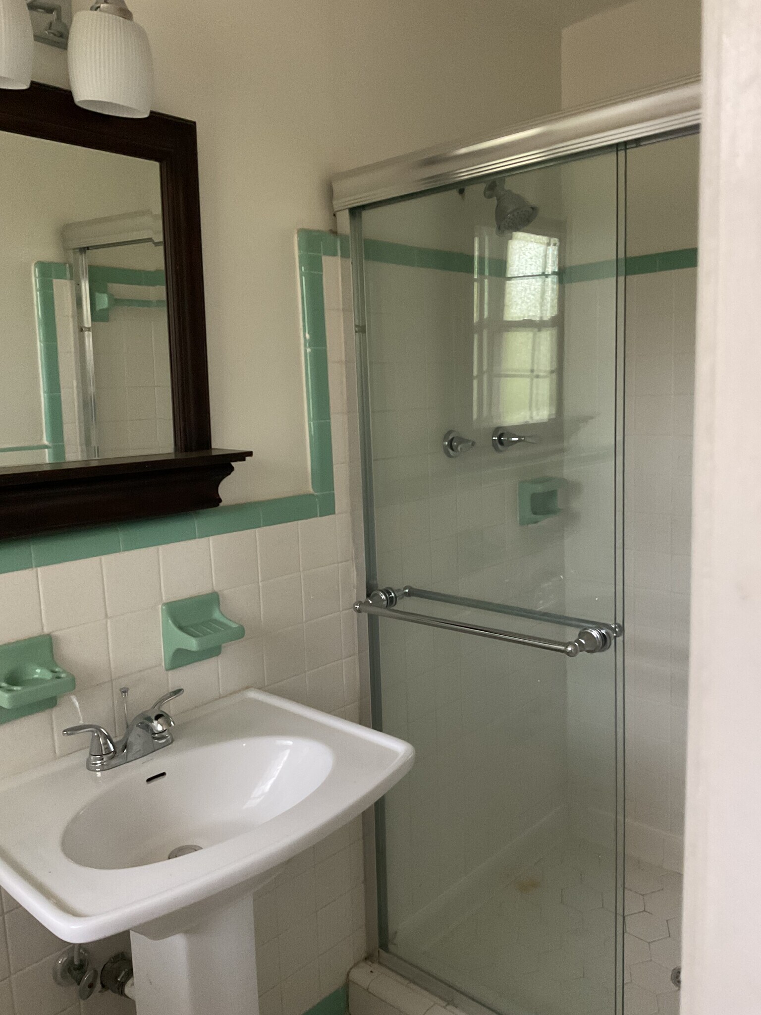 Building Photo - 1395 W Lenevar Dr