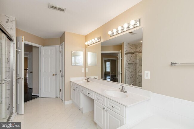 Building Photo - 6239 Willowfield Way