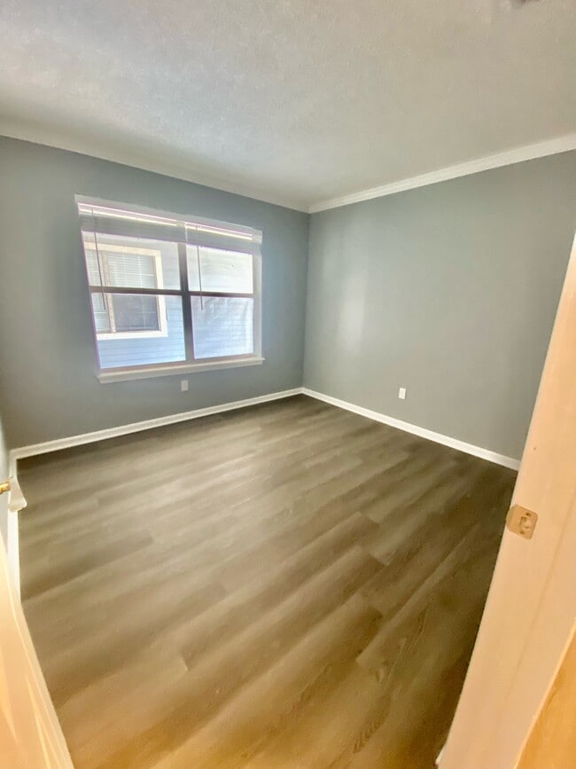 Building Photo - 1351 Bayville Ct