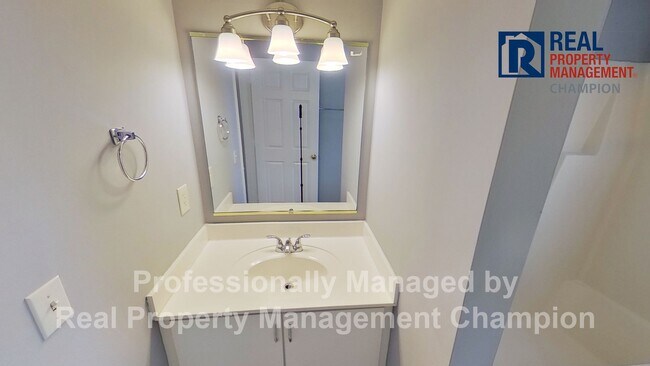 Building Photo - 3 BD/2 BA Upper Unit Condo in Hawthorne Park