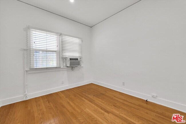 Building Photo - 858 1/2 S Gramercy Pl