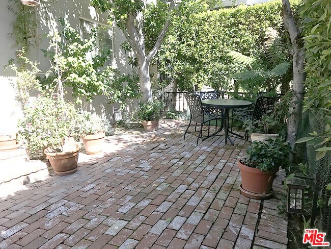 Building Photo - 8727 Shoreham Dr