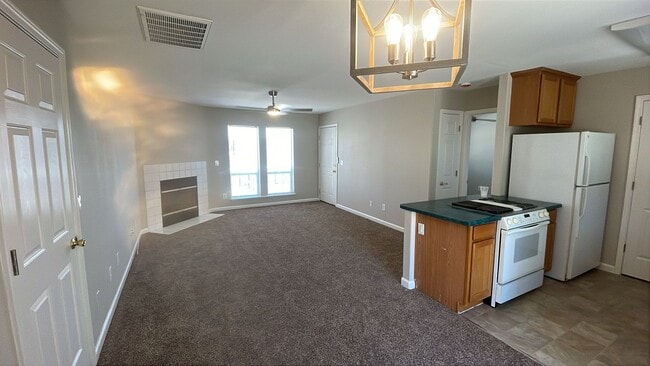 Building Photo - 2120 Country Club Dr