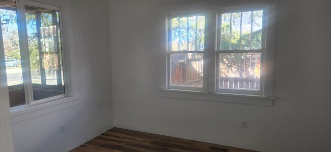 Building Photo - 3 bedroom house