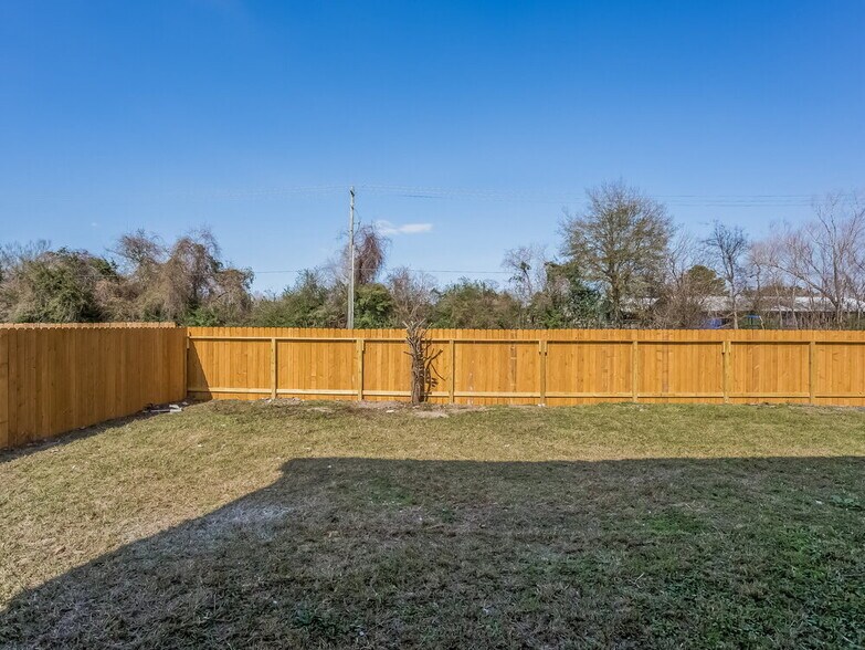 Building Photo - 2106 Falling Oaks Rd