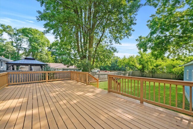 Building Photo - Charming Ranch-Style Home with New Windows...