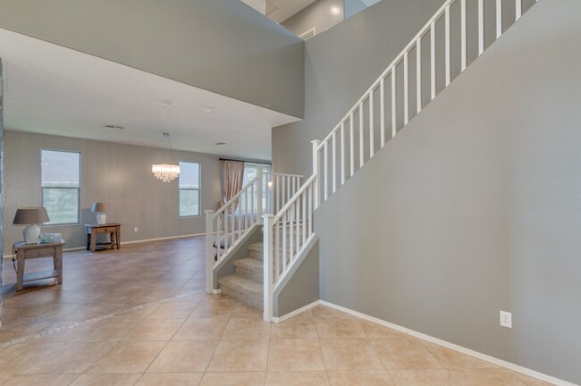 Building Photo - 3012 E Vermont Dr