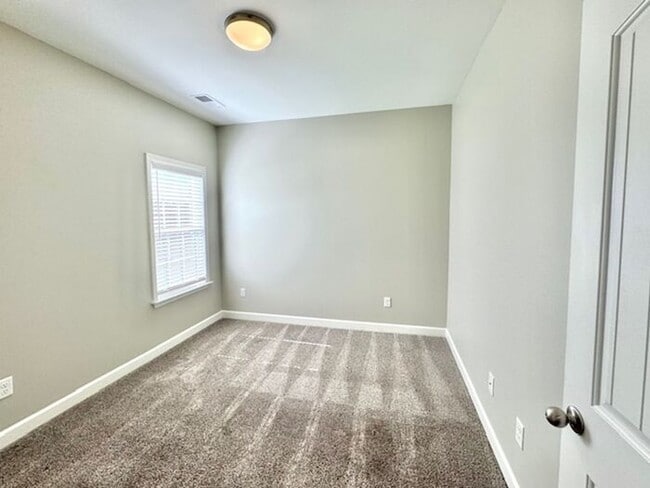Building Photo - Now Leasing a 5-Bedroom 3 Bath Home in Hor...