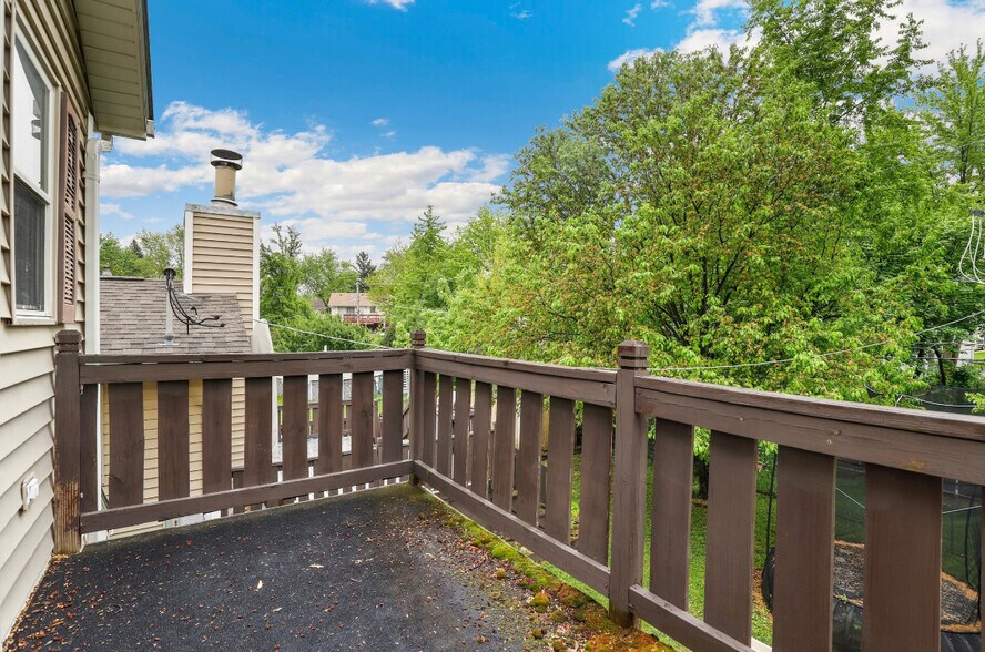 Master Suite Private Balcony - 511 Krause Ave