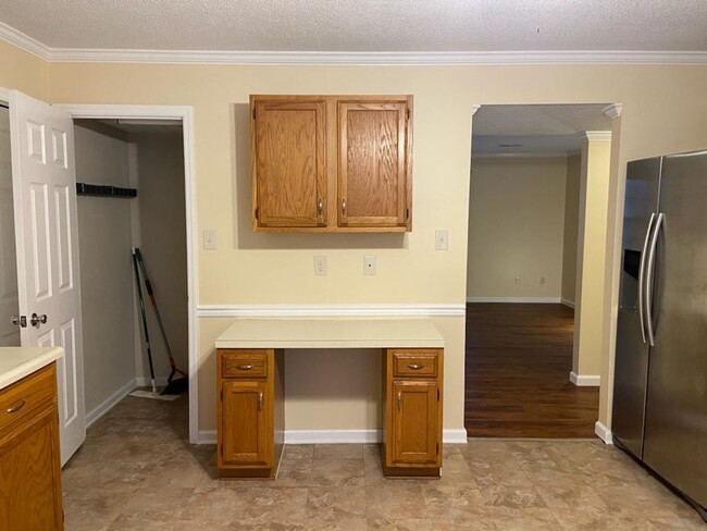 Building Photo - PRICE IMPROVEMENT!!  CHARMING 2 BEDROOM CO...