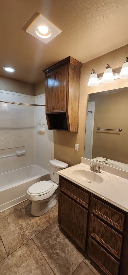 Building Photo - Spacious 2-Bedroom Home on Corner Lot – Mo...