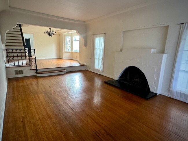 Building Photo - 925 Westmount Dr