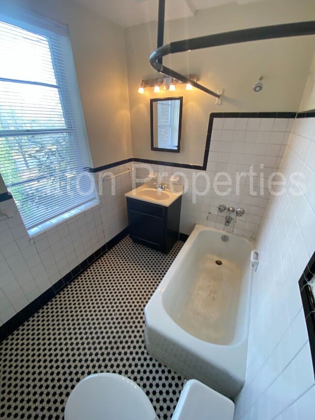 Building Photo - Five Points/ Wales Garden Condo