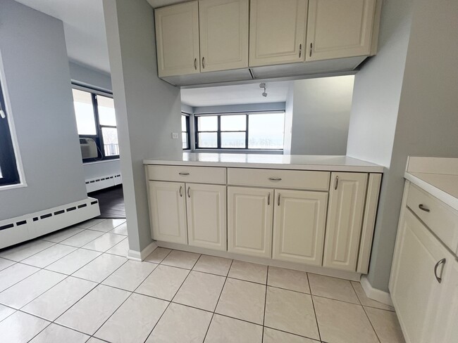 Building Photo - 3410 N Lake Shore Dr