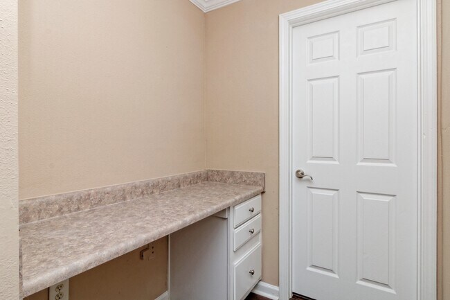 Building Photo - Amazing two bedroom 2nd Floor, Summer House Available June 19!