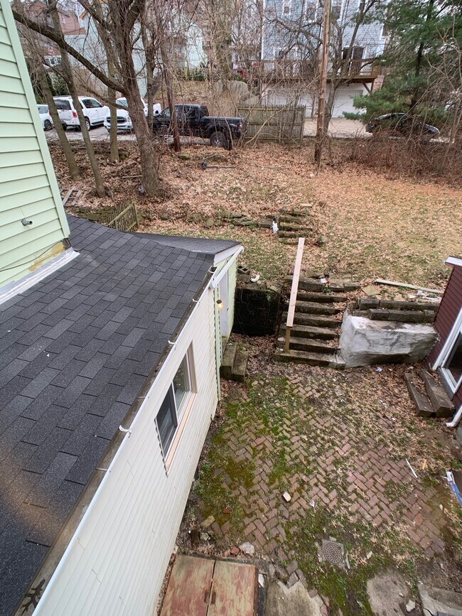 Building Photo - Great 2 bed 2 bath with bonus attic space house located steps from shopping.