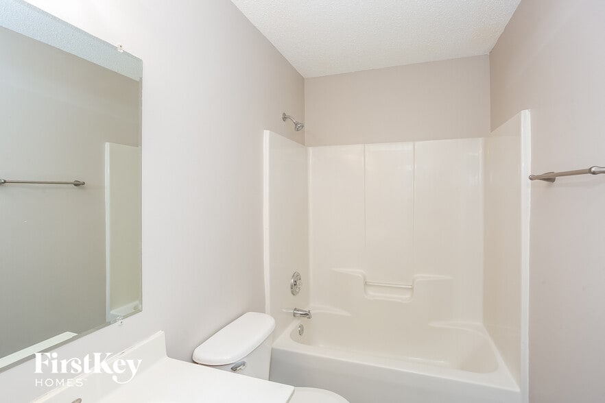 Building Photo - 2192 Mallard Pointe Dr