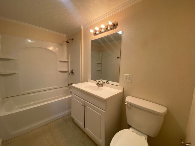 Building Photo - 949 Chadwick Dr