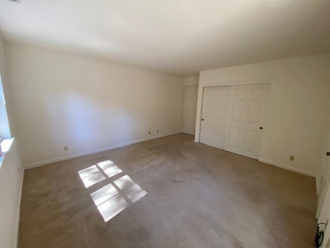 Building Photo - 15 Glen Lake Dr