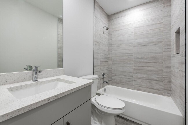 Building Photo - 1119 Osceola Dr