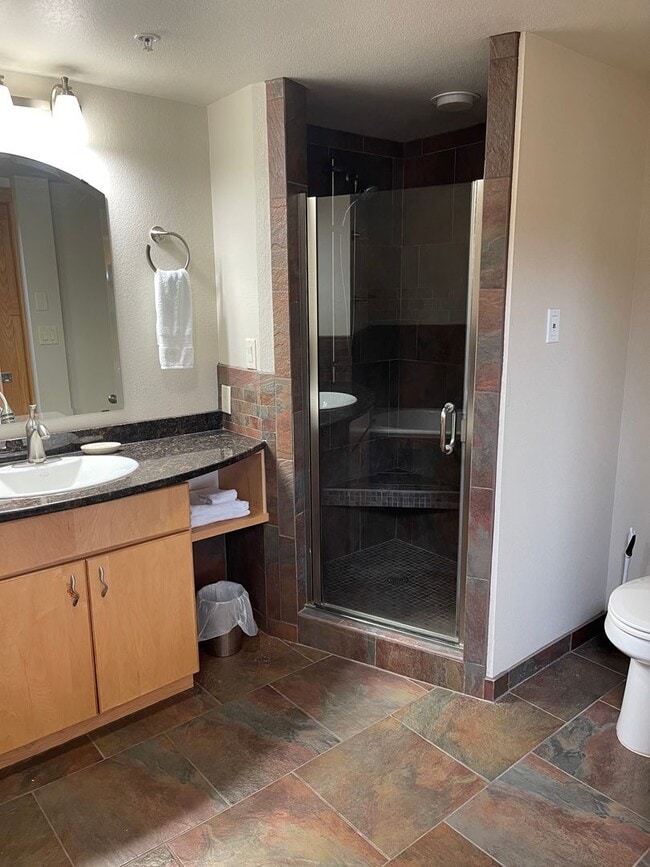 Building Photo - Beacon Pointe Condominium! Stunning furnis...