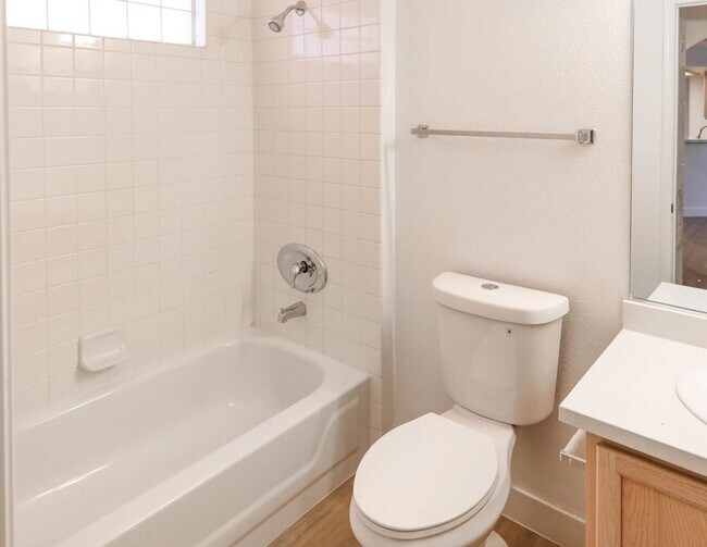 Building Photo - Beautifully Updated 2 Bed and 2 Bath Hende...