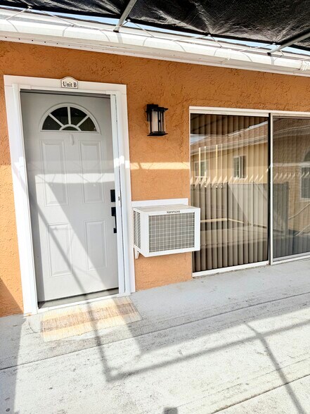 Building Photo - 1316 N Hollywood Way