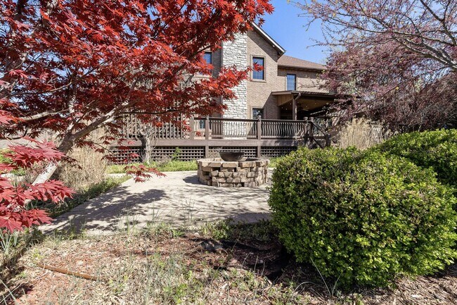 Building Photo - 5 Bedroom Dream Home!