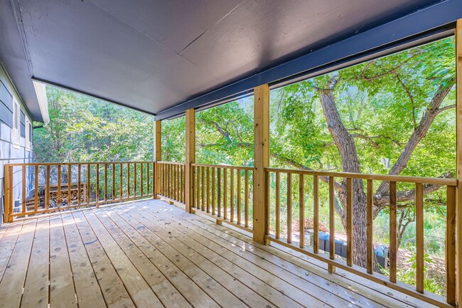 Building Photo - Recently Remodeled 4BD, 3BA Louisville Home