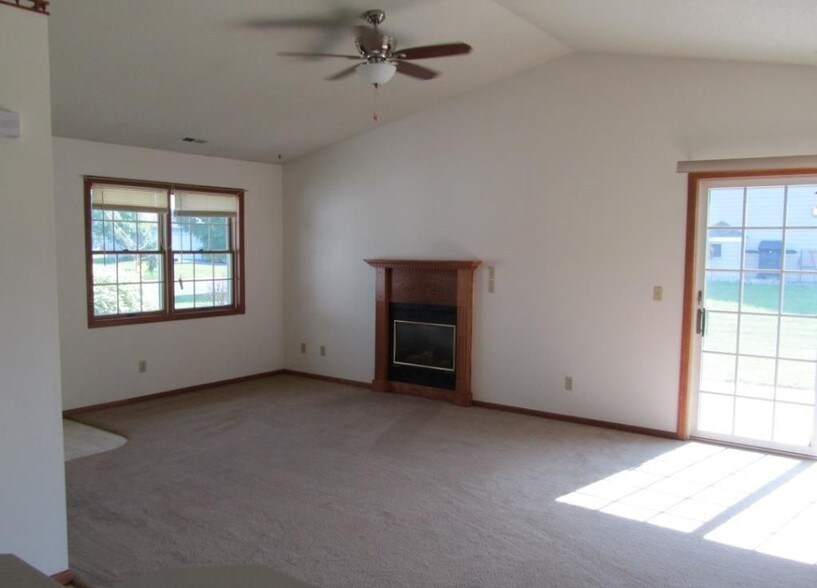 Building Photo - 634 Sycamore Dr