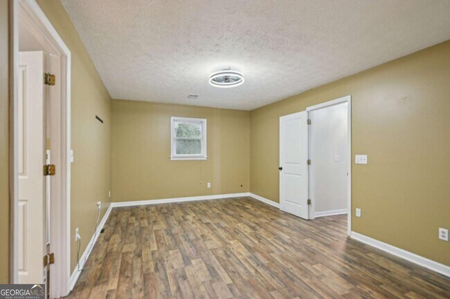 Building Photo - 7379 N Mitchell Ct