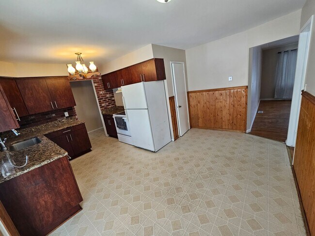 Building Photo - Come see your new home!