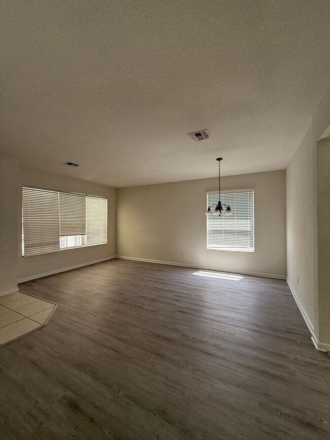 Building Photo - Come View This Amazing 3 Bed 2 Bath Single...