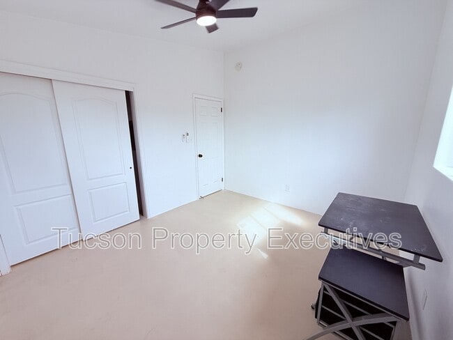 Building Photo - 814 N Alvernon Way