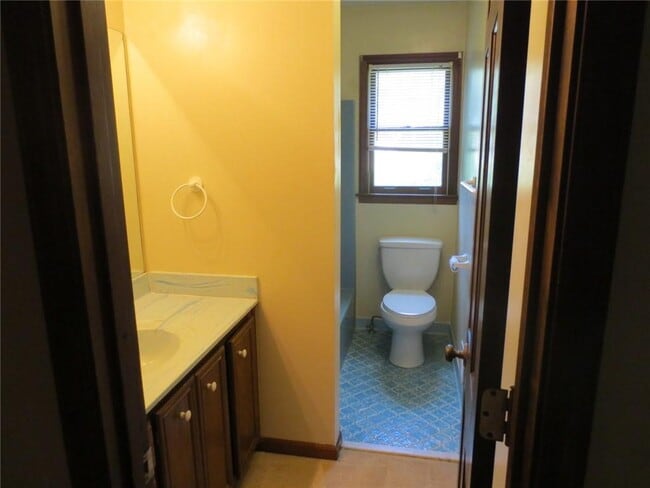Building Photo - 220 Lantern Ridge Ct