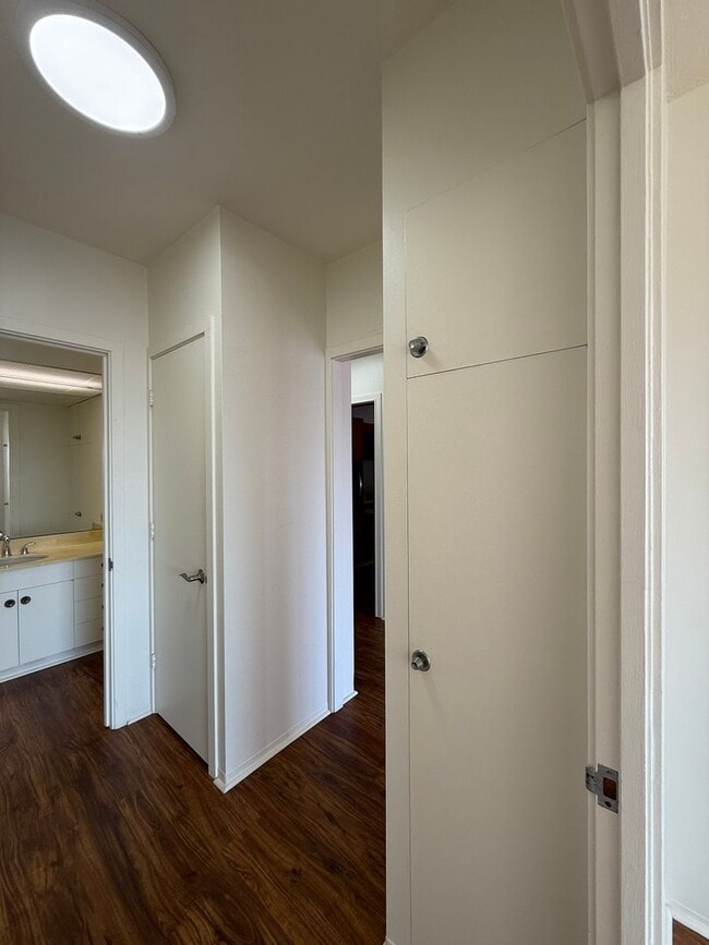 Building Photo - 1br/1ba/1pkg Condo w/Large Lanai PETS NEGOTIABLE!