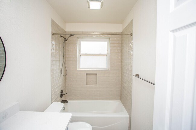 Building Photo - 1407 Elkhart Ave