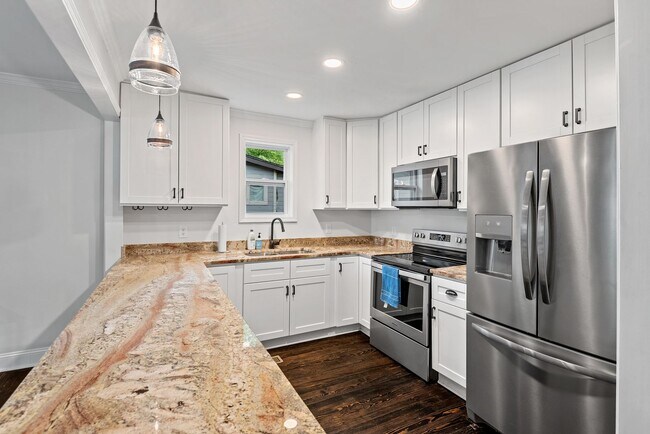Building Photo - Cute 3 BR Bungalow with Backyard Oasis!