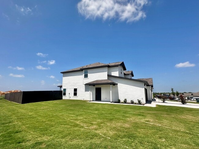 Building Photo - Luxury 2-Story, 3-Bed/ 2.5-Bath Duplex in ...