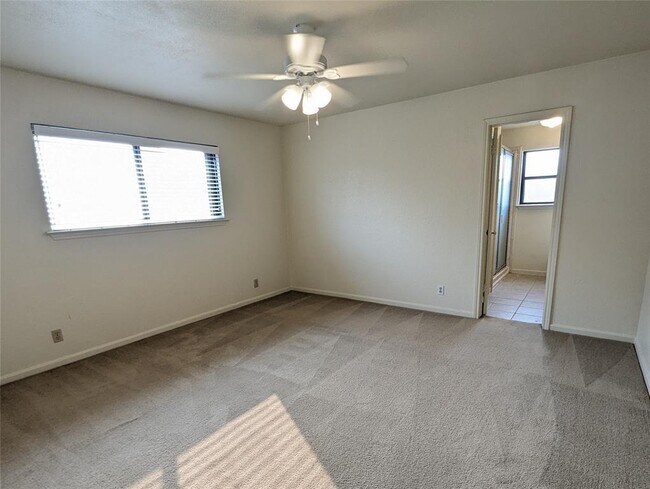 Building Photo - 904 Woodview Dr