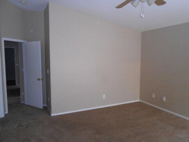 Building Photo - Large Spacious 3 Bedroom Townhome with Com...