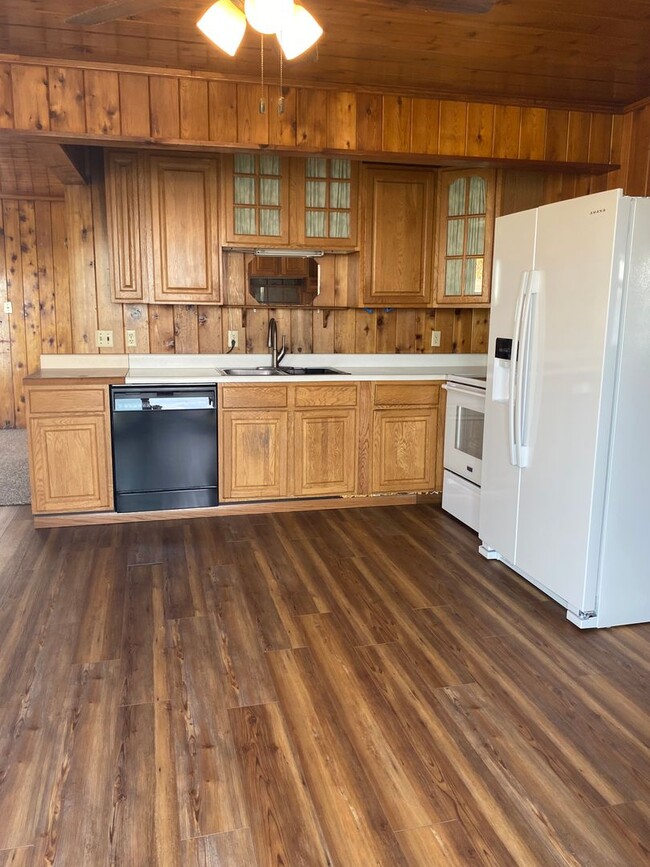 Building Photo - 2 Bed 1 Bath LAKE RENTAL