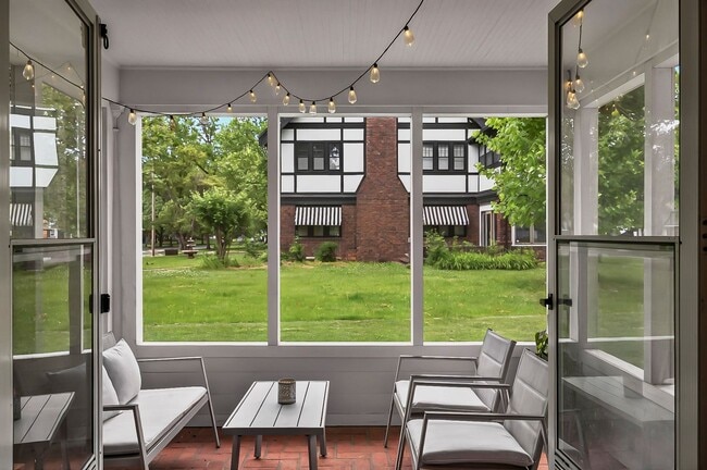 Building Photo - Move In Ready! 5 bedroom 3.5 bath near Was...