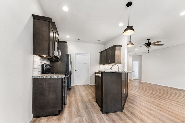 Building Photo - NEW LUXURY 3 BED 2 BATH 2 CAR GARAGE DUPLEX