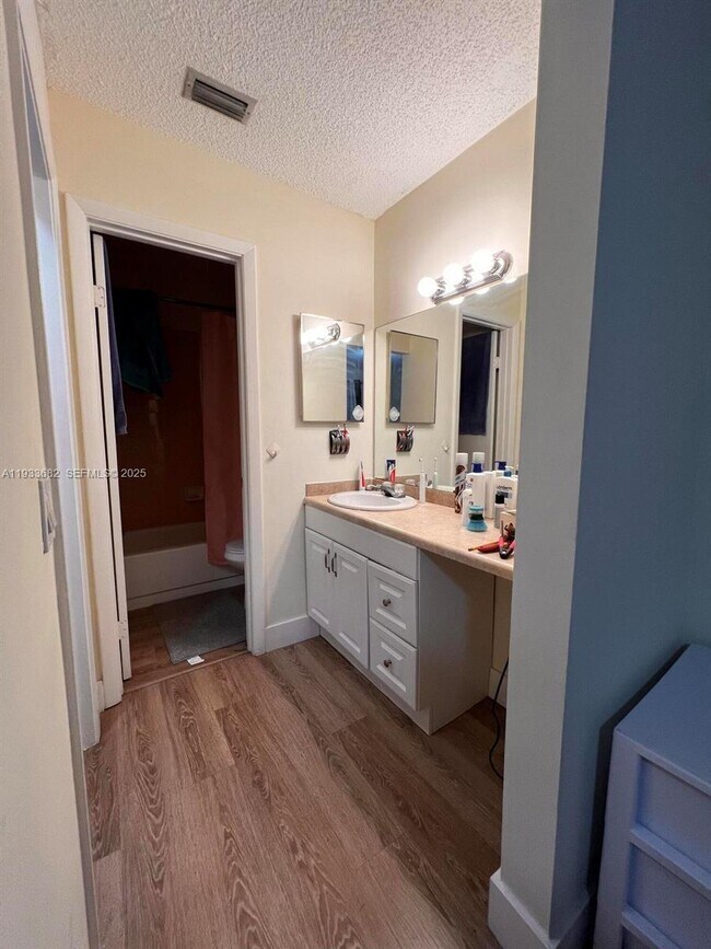 Building Photo - 1301 S Franklin Ave